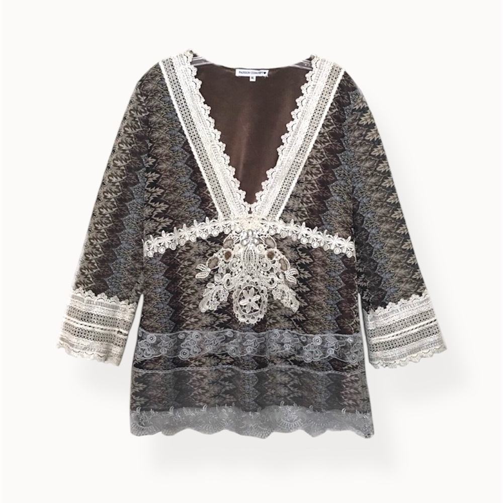 Passion Concept V-Neck Multimedia Blouse